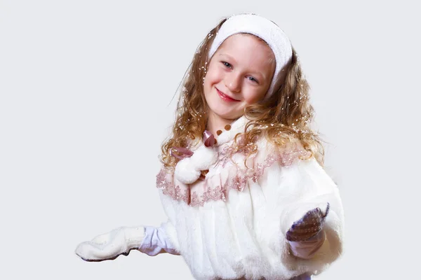 Cuty liten flicka i vinter slitage — Stockfoto