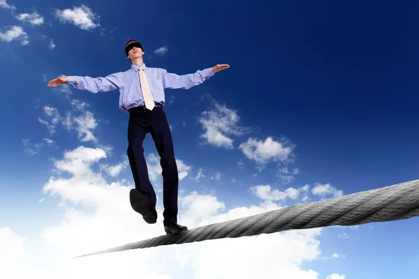 Homem de negócios equilibrando na corda — Fotografia de Stock