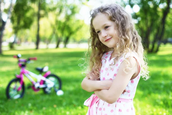 Κοριτσάκι στο πάρκο καλοκαίρι — Φωτογραφία Αρχείου