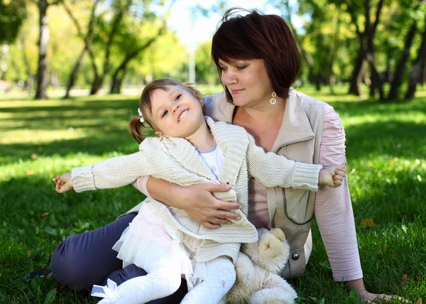 Grandmother with her little granddaghter in park — Stock Photo, Image