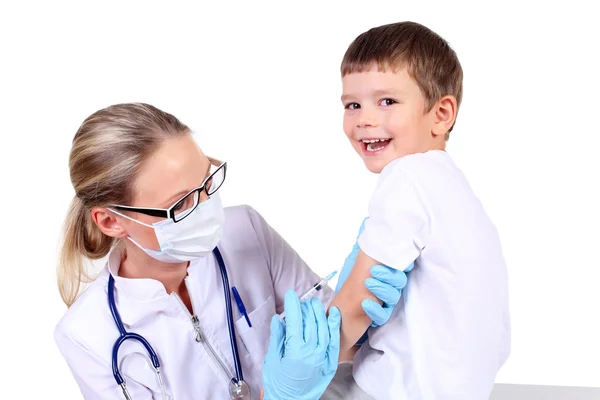 Doktor dělá injekce vakcíny dítěti — Stock fotografie