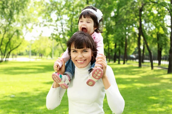 Mother with her daughter outside — Stock Photo, Image
