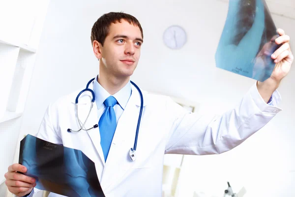 Vriendelijke doctor in de medische kantoor — Stockfoto