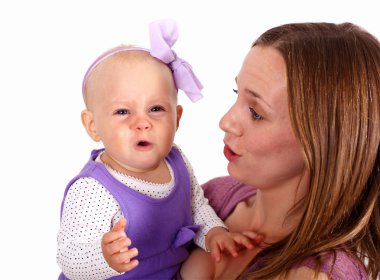 Küçük kızı olan genç bir anne.