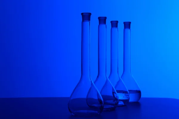 Kémiai laboratóriumi berendezések és az üveg csövek — Stock Fotó