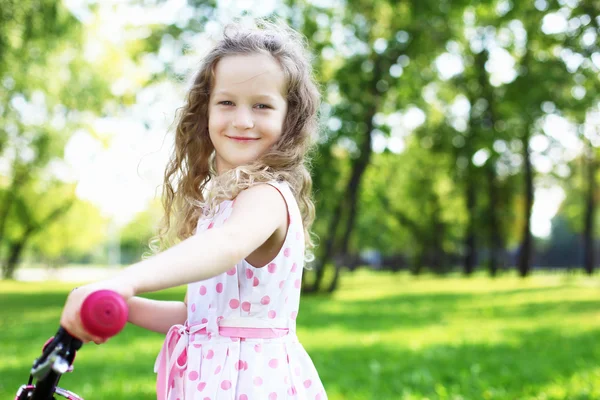 Little girl in summer park — Stock Photo, Image