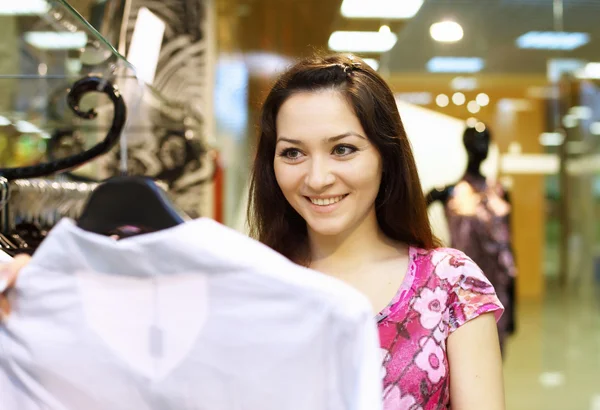 Молодая женщина делает покупки — стоковое фото