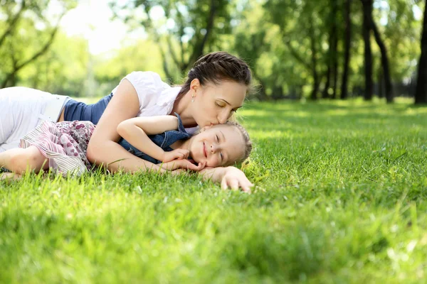 Mutter mit ihrer Tochter draußen — Stockfoto