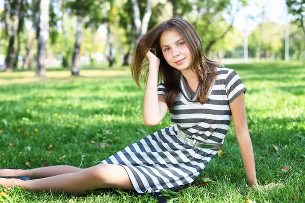 Mladá žena v letním parku — Stock fotografie