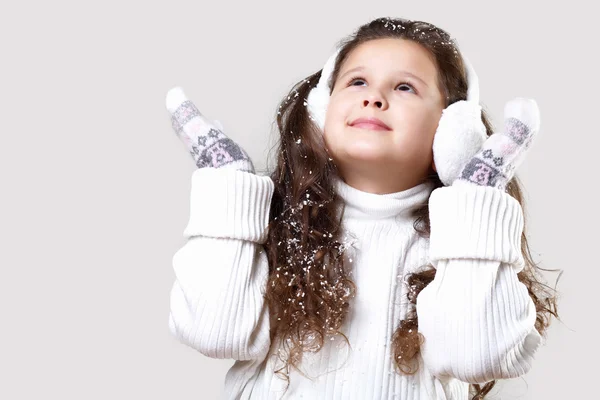 큐티 겨울 착용에 어린 소녀 — 스톡 사진