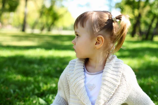 Bambina che gioca nel verde del parco estivo — Foto Stock