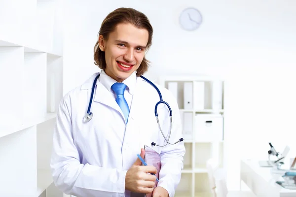 Дружній лікар в медичному кабінеті — стокове фото