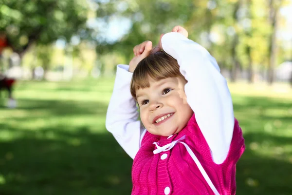 Kleines Mädchen im Sommerpark — Stockfoto