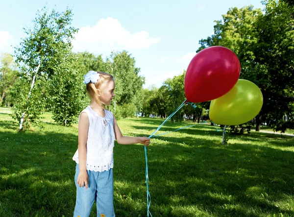 Potret seorang gadis kecil di taman — Stok Foto