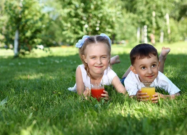 Petit frère et sœur dans le parc d'été — Photo