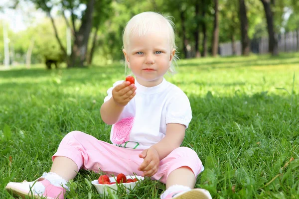 Menina com morangos ao ar livre — Fotografia de Stock