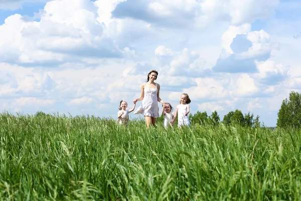 Gyermekes családok számára a nyári nap a szabadban — Stock Fotó