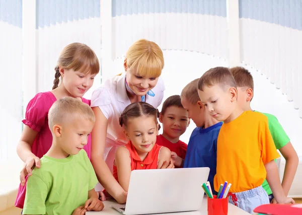 Teacher deals with students — Stock Photo, Image