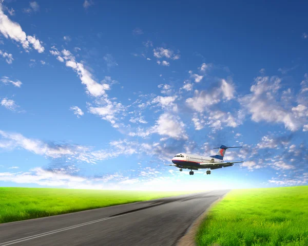 Vliegtuig in blauwe bewolkte hemel — Stockfoto