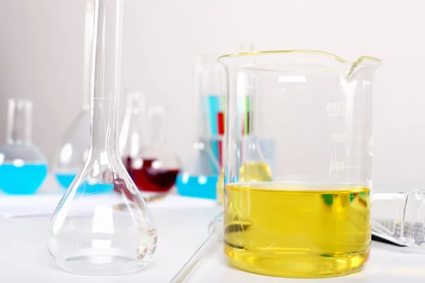 Хімічне лабораторне обладнання та скляні труби — стокове фото