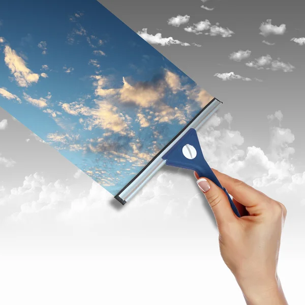 Παράθυρο με μπλε ουρανό και λευκά σύννεφα — Φωτογραφία Αρχείου