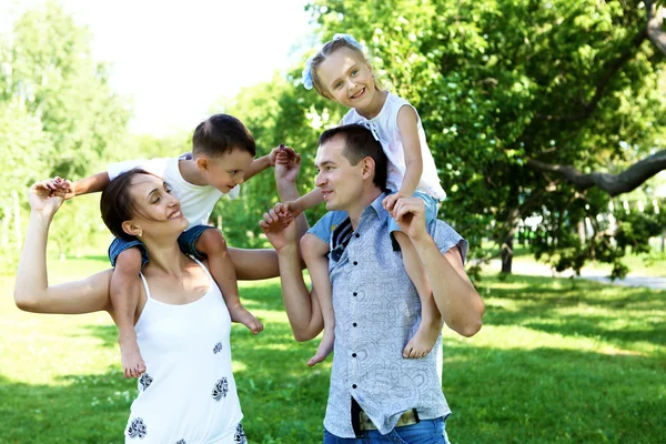 Familia con dos niños en el parque de verano — Foto de Stock