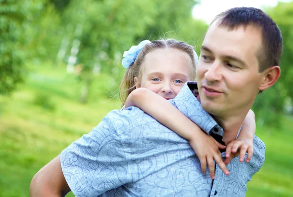 Father and daughter in the summer park — Stock Photo, Image