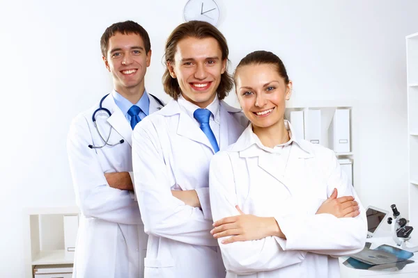 Jóvenes médicos en el trabajo — Foto de Stock
