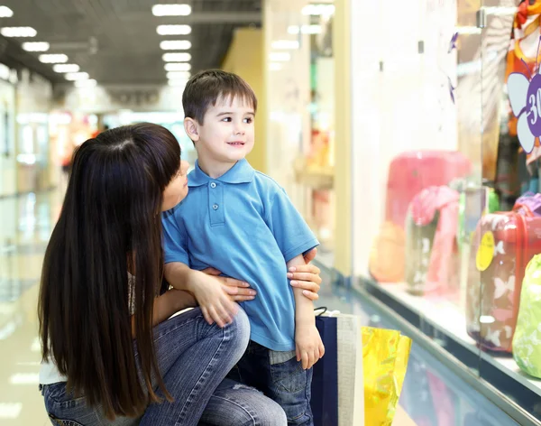 Jonge moeder en zoon doen winkelen — Stockfoto