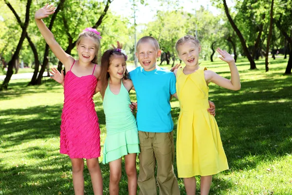 Niños jugando en el parque de verano — Foto de Stock