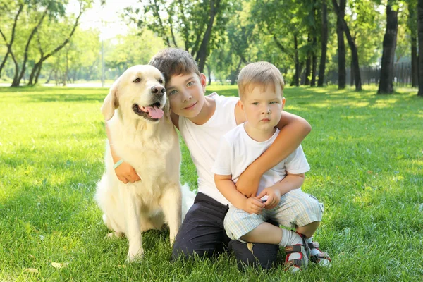 Deux frères dans le parc avec un chien — Photo