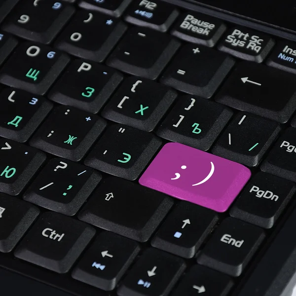 Computertastatur und Lächeln-Symbol — Stockfoto