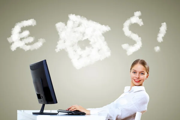 Young woman generating ideas in office — Stock Photo, Image