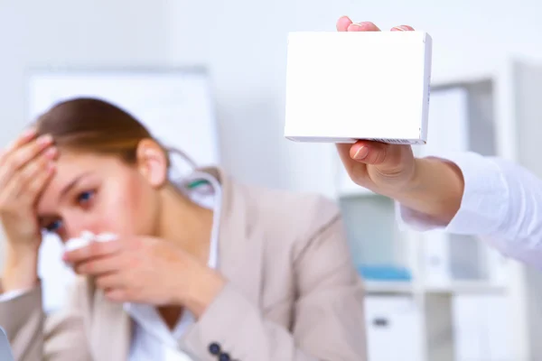 Žena v úřadu drží balíček medicíny — Stock fotografie
