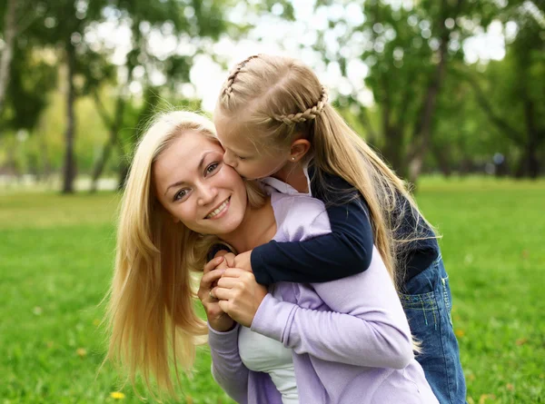공원에 있는 어미와 딸 — 스톡 사진