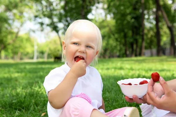 Kleines Mädchen mit Erdbeeren im Freien — Stockfoto