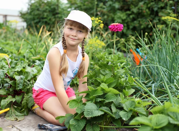Dívka zahradnictví v létě — Stock fotografie