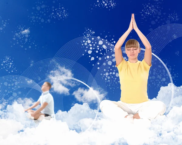 Mladá žena, která dělá jógu proti modré obloze — Stock fotografie