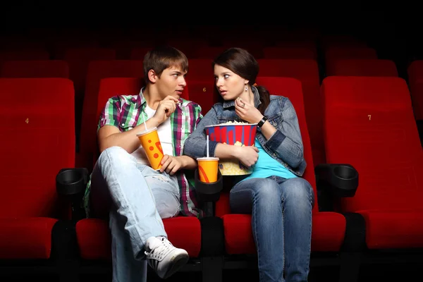 Ungt par i filmen du tittar på film — Stockfoto