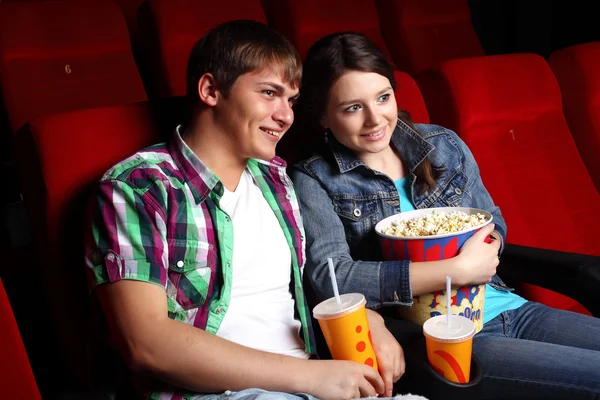 Giovane coppia nel cinema guardando film — Foto Stock