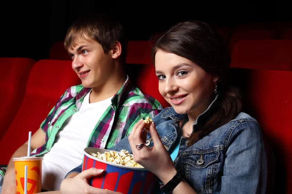 Jong koppel in bioscoop kijken naar film — Stockfoto