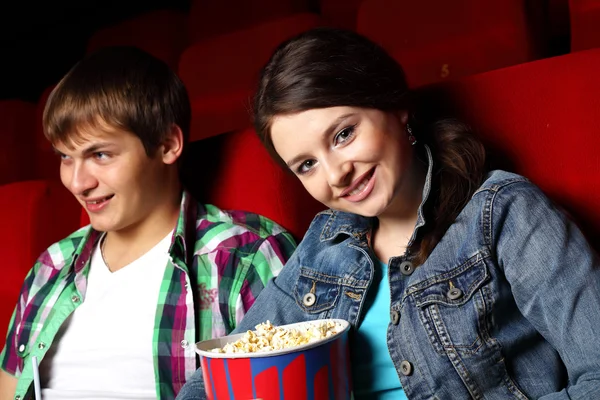 Молодая пара в кино смотрит кино — стоковое фото