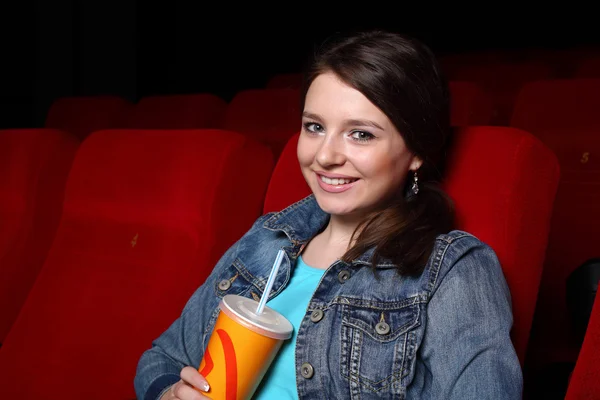 영화를 보고 영화관에서 젊은 여 자가 — 스톡 사진