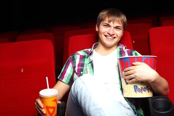 Genç adam sinemada film izlemek — Stok fotoğraf