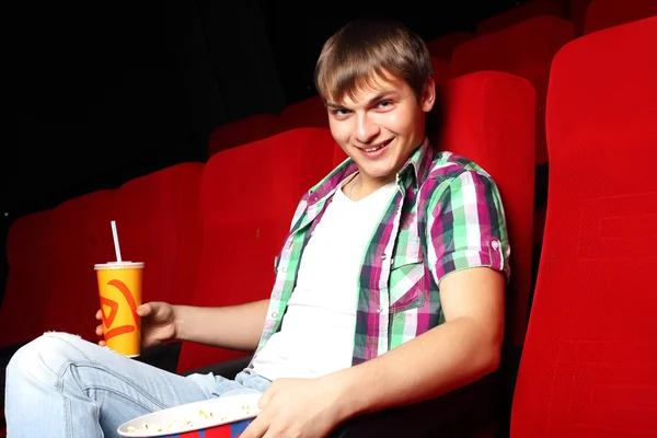 Jeune homme au cinéma regarder un film — Photo