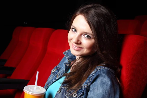 Chica joven en el cine viendo la película — Foto de Stock