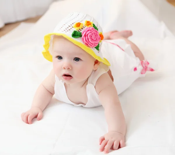 Aranyos baba kalapban — Stock Fotó