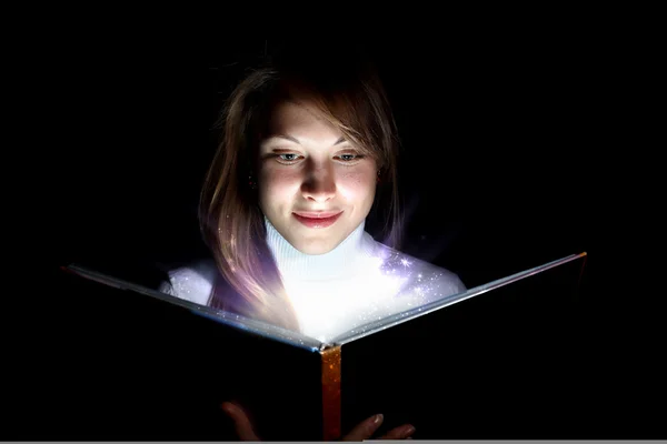 Jovem mulher lendo um livro de magia — Fotografia de Stock