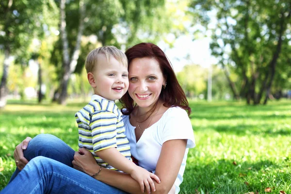 Jonge moeder met haar zoon in zomer park — Stockfoto
