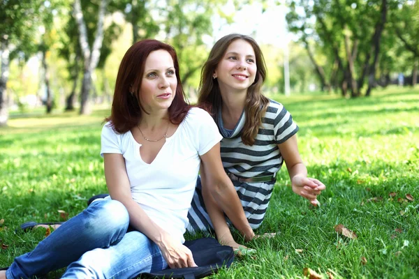 Mutter mit Tochter im Sommerpark — Stockfoto